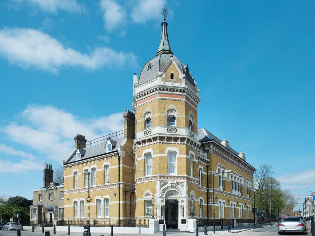 Exterior of Lansbury Hotel